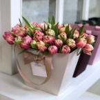 MF0756 - Светлая цветочная сумка с розовыми тюльпанами картинка №6 - moscowflorist.ru MF0756 - Светлая цветочная сумка с розовыми тюльпанами фото №6 - moscowflorist.ru
