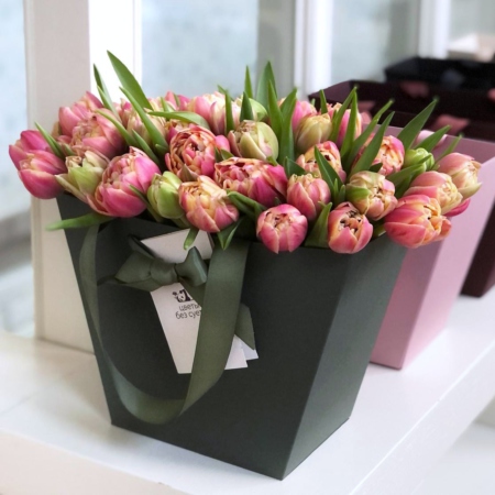 MF0757 -  Зеленая цветочная сумка с розовыми пионовидными тюльпанами - фото moscowflorist.ru