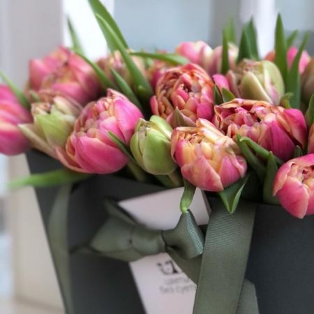 MF0757 -  Зеленая цветочная сумка с розовыми пионовидными тюльпанами - фото moscowflorist.ru