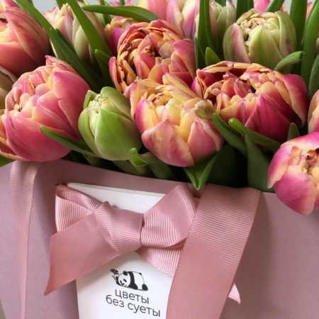 MF0758 - Розовые тюльпаны в фирменной цветочной сумке - фото moscowflorist.ru