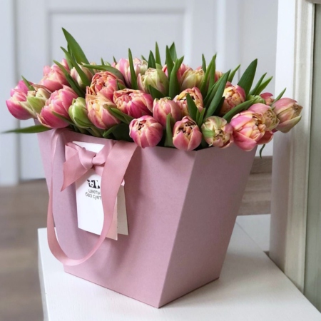 MF0758 - Розовые тюльпаны в фирменной цветочной сумке - фото moscowflorist.ru