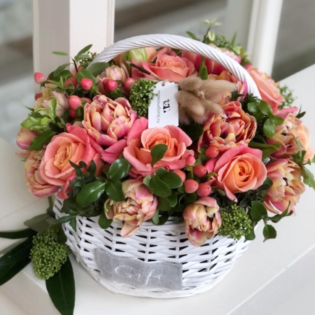 MF4025 - Плетеная корзина с коралловым миксом - фото moscowflorist.ru