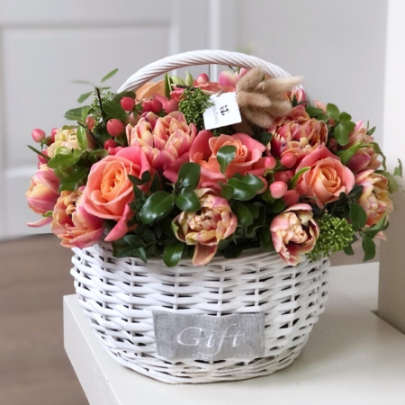 MF4025 - Плетеная корзина с коралловым миксом - фото moscowflorist.ru