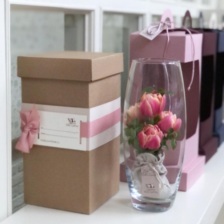 MF5730 - Тюльпаны в вазе в крафтовой коробке - фото moscowflorist.ru