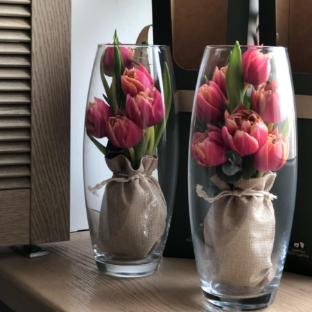 MF5730 - Тюльпаны в вазе в крафтовой коробке - фото moscowflorist.ru