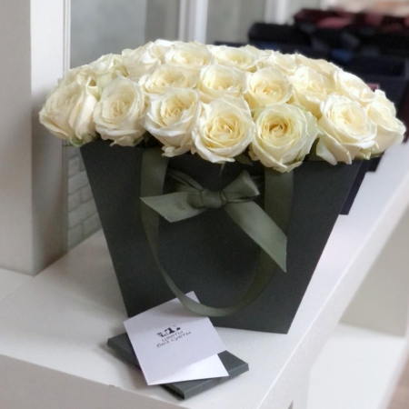 MF0767 - Сливочно-кремовые розы в зеленой фирменной сумке - фото moscowflorist.ru