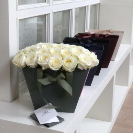MF0767 - Сливочно-кремовые розы в зеленой фирменной сумке - фото moscowflorist.ru