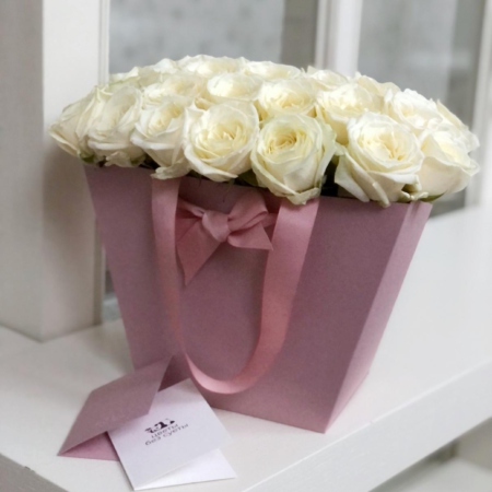 MF0768 - Розовая фирменная сумка с белыми розами - фото moscowflorist.ru