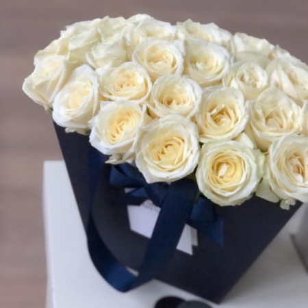 MF0769 - Синяя фирменная сумка с белыми розами - фото moscowflorist.ru