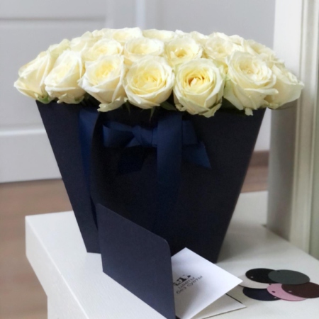 MF0769 - Синяя фирменная сумка с белыми розами - фото moscowflorist.ru