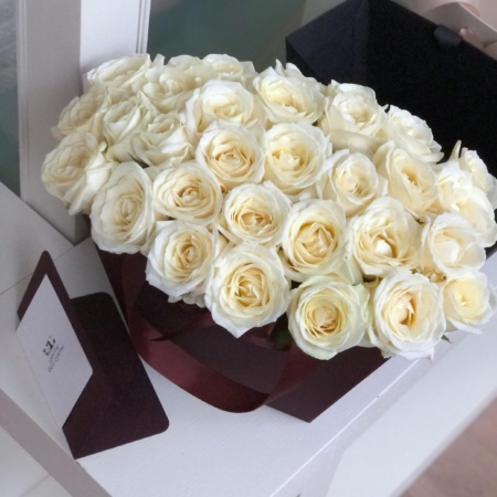 MF0770 - Сливочно-кремовые розы в бордовой фирменной сумке - фото moscowflorist.ru