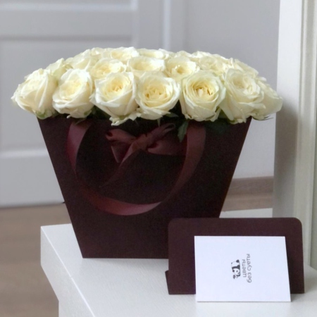 MF0770 - Сливочно-кремовые розы в бордовой фирменной сумке - фото moscowflorist.ru