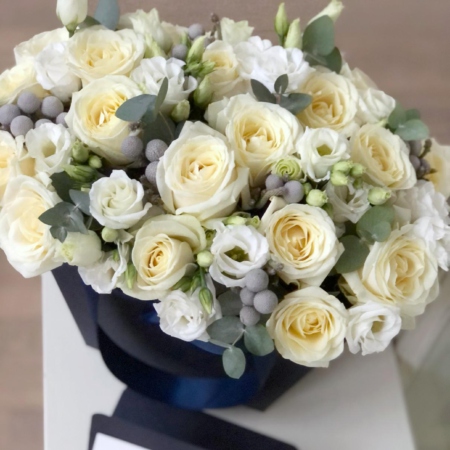 MF0779 - Синяя цветочная сумка с белыми цветами - фото moscowflorist.ru