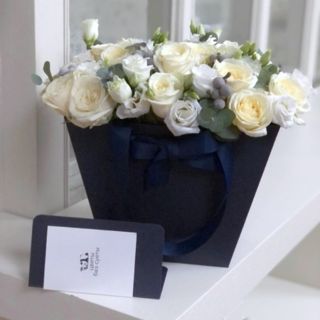 MF0779 - Синяя цветочная сумка с белыми цветами - фото moscowflorist.ru