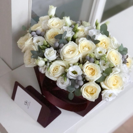 MF0780 - Композиция в бордовой сумке с белыми цветами - фото moscowflorist.ru