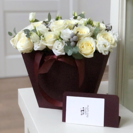 MF0780 - Композиция в бордовой сумке с белыми цветами - фото moscowflorist.ru