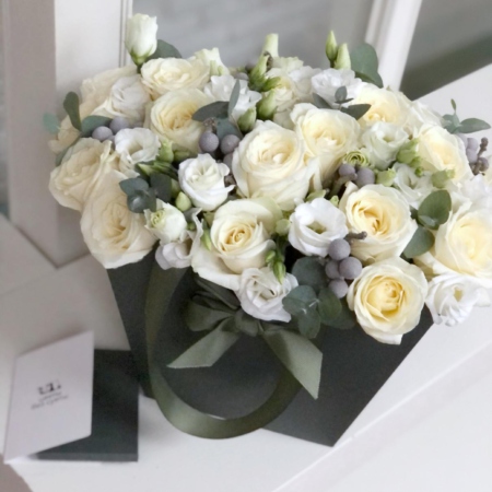 MF0781 - Зеленая цветочная сумка с бело-кремовым миксом - фото moscowflorist.ru