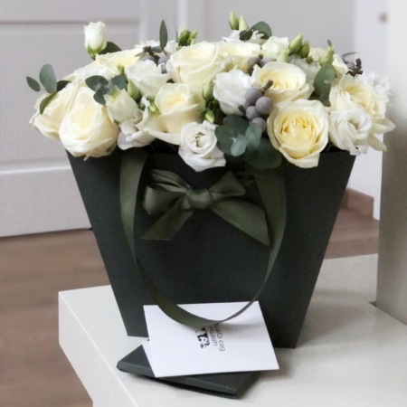 MF0781 - Зеленая цветочная сумка с бело-кремовым миксом - фото moscowflorist.ru