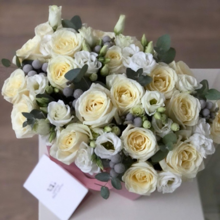 MF0783 - Букет белых цветов в розовой цветочной сумке - фото moscowflorist.ru