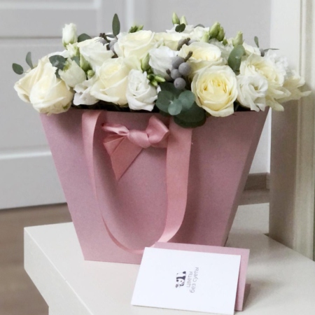 MF0783 - Букет белых цветов в розовой цветочной сумке - фото moscowflorist.ru