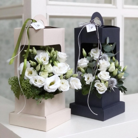 MF5732 - Кремовый/синий цветочный фонарик с белыми цветами - фото moscowflorist.ru