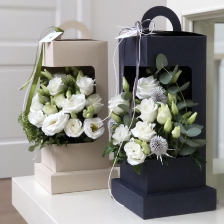 MF5732 - Кремовый/синий цветочный фонарик с белыми цветами - фото moscowflorist.ru