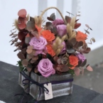 MF7031 - Деревянный цветочный ящик с розами в яркой палитре фото №1 - moscowflorist.ru