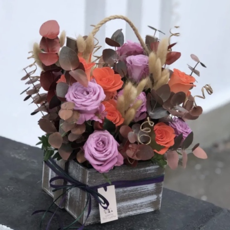 MF7031 - Деревянный цветочный ящик с розами в яркой палитре - фото moscowflorist.ru