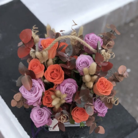 MF7031 - Деревянный цветочный ящик с розами в яркой палитре - фото moscowflorist.ru