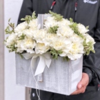 MF7032 - Деревянный ящик с белыми гвоздиками фото №1 - moscowflorist.ru