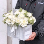 MF7032 - Деревянный ящик с белыми гвоздиками фото №4 - moscowflorist.ru