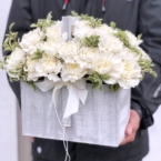 MF7032 - Деревянный ящик с белыми гвоздиками фото №2 - moscowflorist.ru