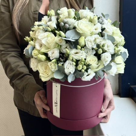 MF0532 - Белый букет в бордовой круглой коробке - фото moscowflorist.ru