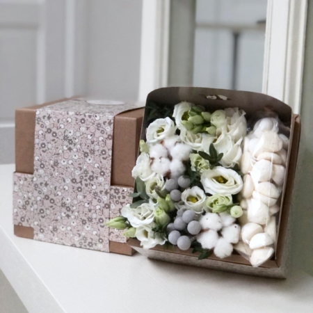 MF5024 - Фирменный кубик Nice с белыми цветами и безе - фото moscowflorist.ru