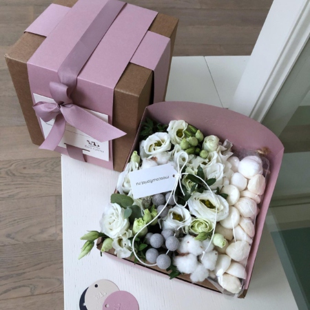 MF5025 - Фирменный кубик Elegant с белыми цветами и безе - фото moscowflorist.ru
