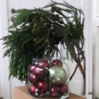 MF5535 - Фирменная новогодняя горизонтальная коробка с хвойниками фото №4 - moscowflorist.ru