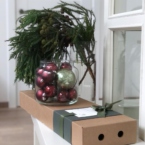 MF5535 - Фирменная новогодняя горизонтальная коробка с хвойниками фото №3 - moscowflorist.ru