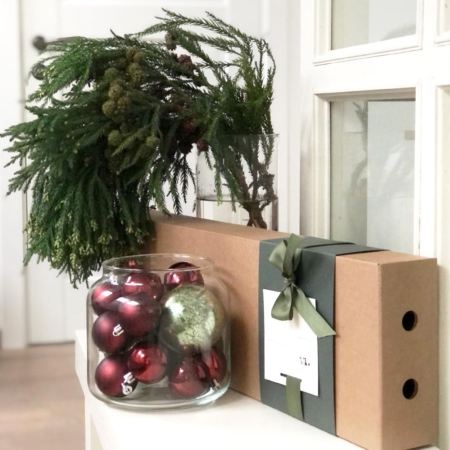 MF5535 - Фирменная новогодняя горизонтальная коробка с хвойниками - фото moscowflorist.ru