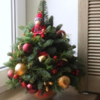 MF3029 - Декоративная елочка в красно-золотом наряде фото №1 - moscowflorist.ru