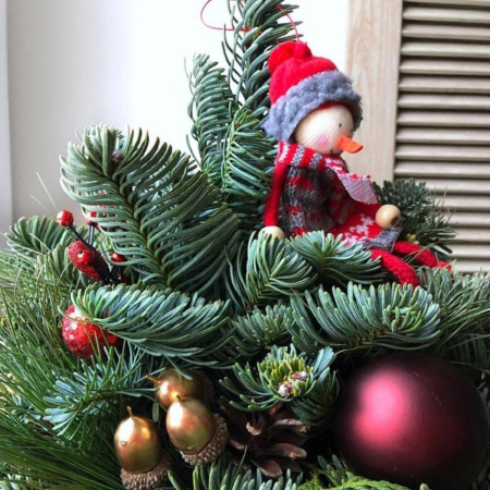 MF3029 - Декоративная елочка в красно-золотом наряде - фото moscowflorist.ru