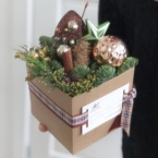 MF5324 - Подарочная новогодняя коробка с елью и шарами фото №3 - moscowflorist.ru