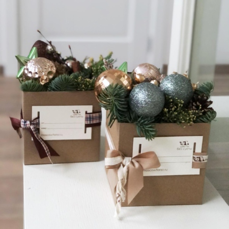 MF5324 - Подарочная новогодняя коробка с елью и шарами - фото moscowflorist.ru