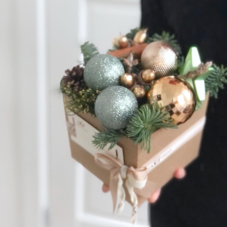 MF5324 - Подарочная новогодняя коробка с елью и шарами - фото moscowflorist.ru