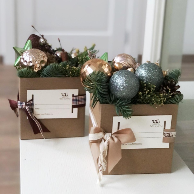 MF5324 - Подарочная новогодняя коробка с елью и шарами фото - moscowflorist.ru