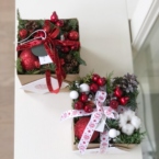 MF5325 - Новогодние бокс с елью и красными шарами фото №3 - moscowflorist.ru