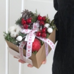 MF5325 - Новогодние бокс с елью и красными шарами фото №2 - moscowflorist.ru
