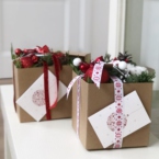 MF5325 - Новогодние бокс с елью и красными шарами фото №1 - moscowflorist.ru