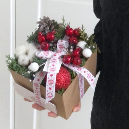 MF5325 - Новогодние бокс с елью и красными шарами - фото moscowflorist.ru