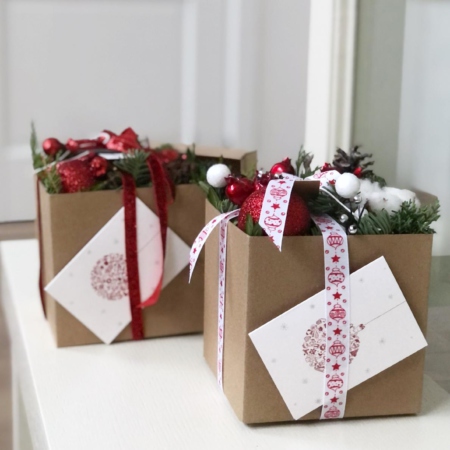 MF5325 - Новогодние бокс с елью и красными шарами - фото moscowflorist.ru