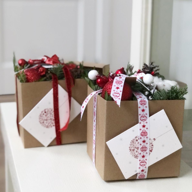 MF5325 - Новогодние бокс с елью и красными шарами фото - moscowflorist.ru